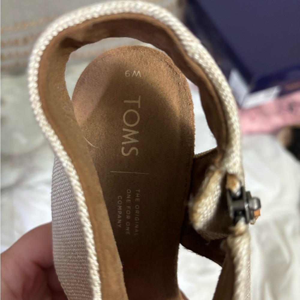 TOMS Women's Tan Sandals nwot - Picture 4 of 4